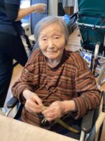 「フキの皮むきと父の日のお祝い」
